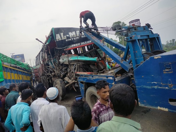 মাধবপুরে বাস-ট্রাক সংঘর্ষে চালক নিহত, আহত ১০