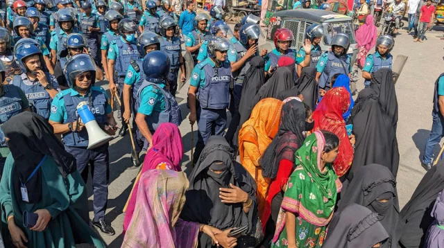 মিরপুরে আজও পোশাক শ্রমিকদের সড়ক অবরোধ, যান চলাচল বন্ধ