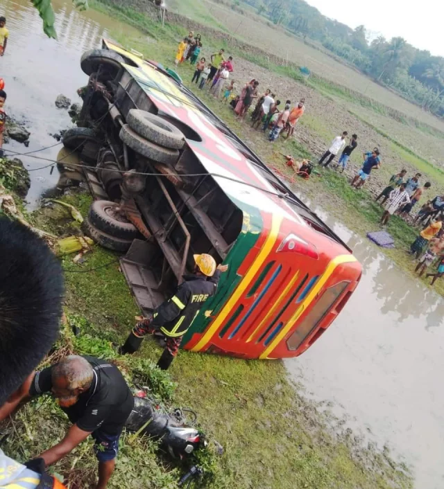 ডুমুরিয়ায় সড়ক দুর্ঘটনায় নিহত ৩ : আহত ২১