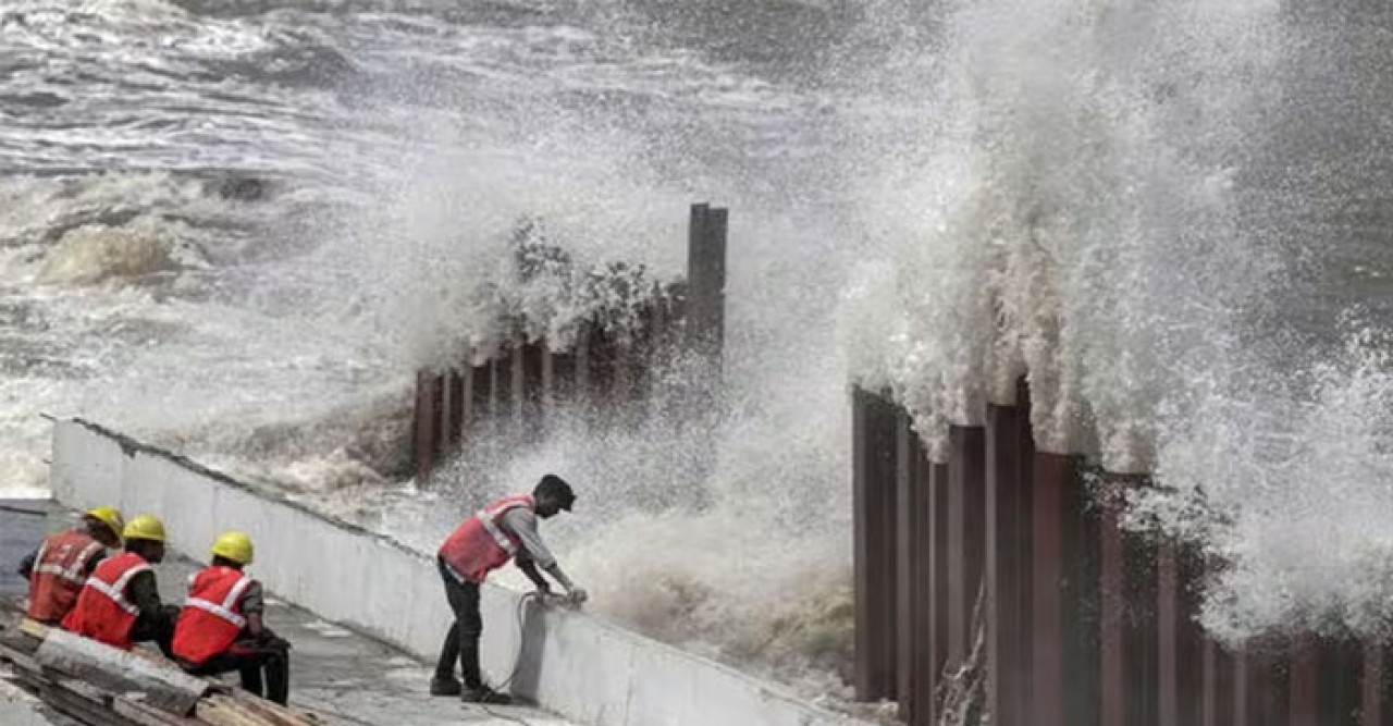 গুজরাটে ঘূর্ণিঝড় বিপর্যয়ের তাণ্ডব, নিহত ২