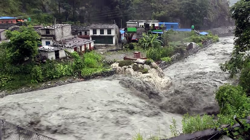 নেপালে নদীতে ভেসে গেল দুই বাস, নিখোঁজ ৬৩