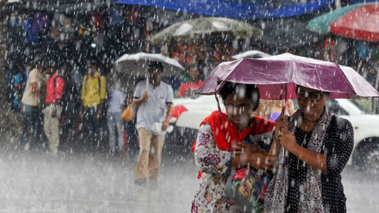 ঢাকায় ঝরছে আশ্বিনের বৃষ্টি, পথে পথে ভোগান্তি