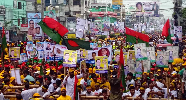 খুলনার তারুণ্যের সমাবেশ: ডাকবাংলা মোড়ে জড়ো হচ্ছেন নেতা-কর্মীরা