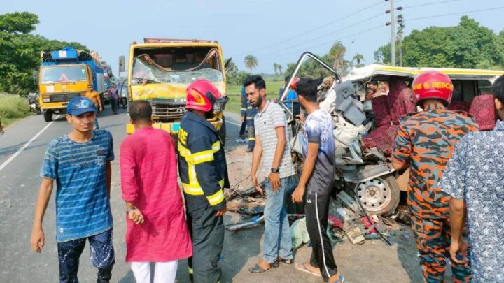 সাতক্ষীরায় অ্যাম্বুল্যান্স-ট্রাক সংঘর্ষে মা-নবজাতকসহ নিহত ৩