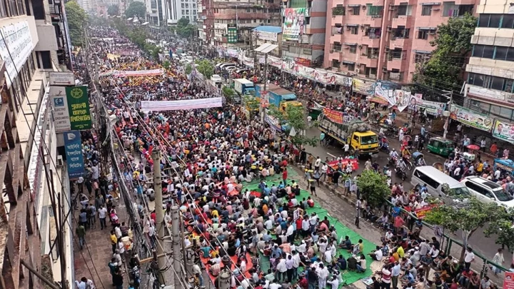 নয়াপল্টনে বিএনপি নেতা-কর্মীদের ঢল