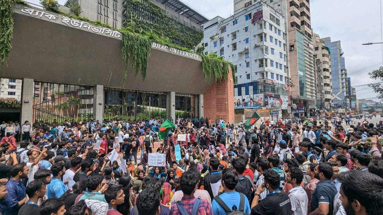 বাড্ডায় ব্র্যাক বিশ্ববিদ্যালয় শিক্ষার্থীদের সড়ক অবরোধ, যান চলাচল বন্ধ