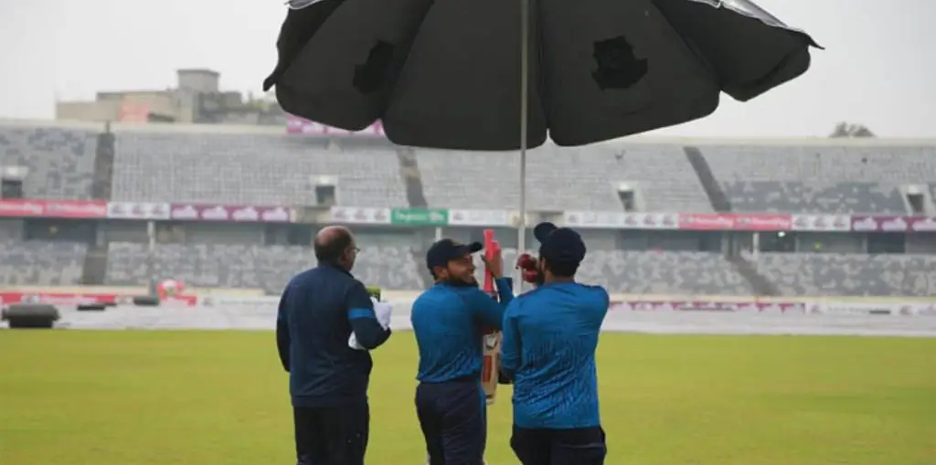 ঢাকা টেস্ট : মিরপুরে বৃষ্টির বাগড়ায় দ্বিতীয় দিনের খেলা