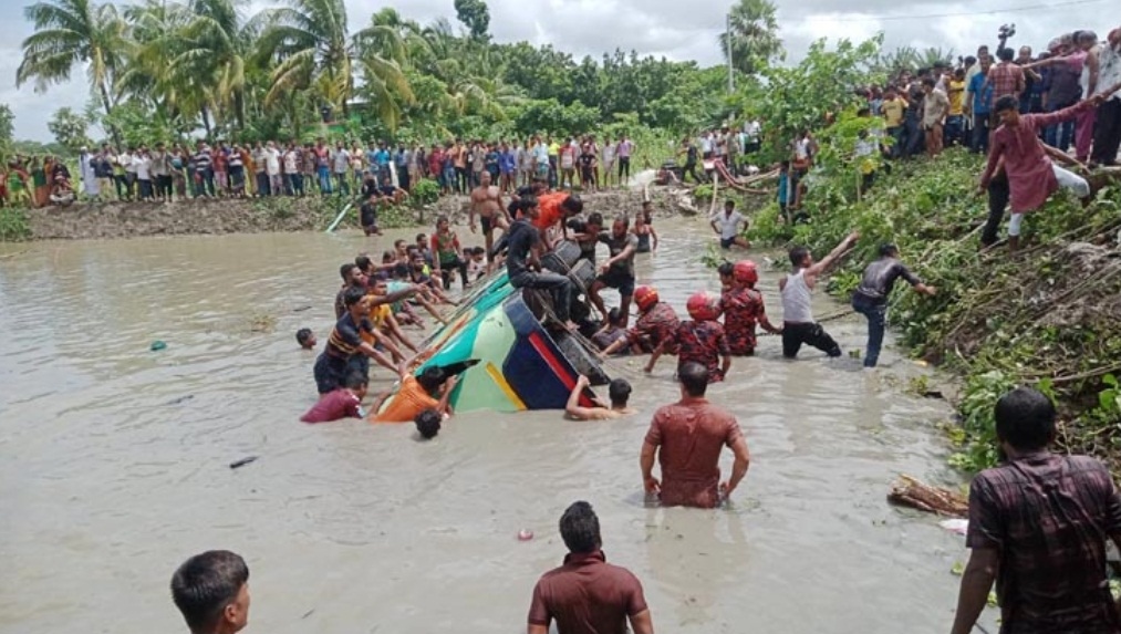 ঝালকাঠিতে নিয়ন্ত্রণ হারিয়ে যাত্রীবাহী বাস পুকুরে, নিহত বেড়ে ১৭