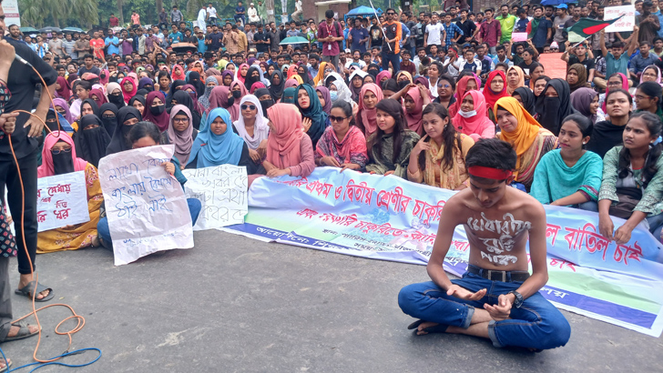 কোটা পুনর্বহালের প্রতিবাদে ঢাকা-রাজশাহী মহাসড়ক অবরোধ