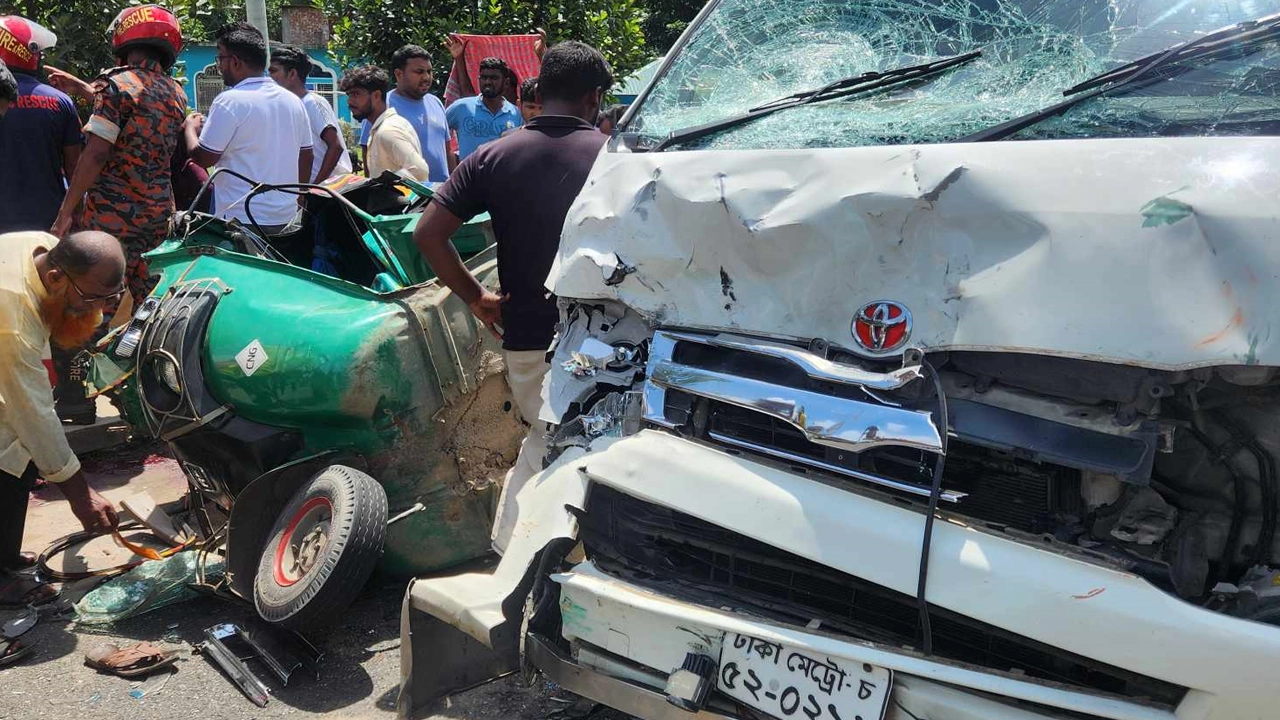 সিরাজগঞ্জে মাইক্রোবাস-অটোরিকশার সংঘর্ষে দুই ভাইসহ নিহত ৫