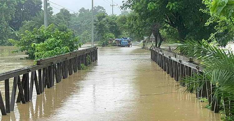 উজানের ঢলে তলিয়েছে সড়ক, সাজেকে আটকা ৭ শতাধিক পর্যটক