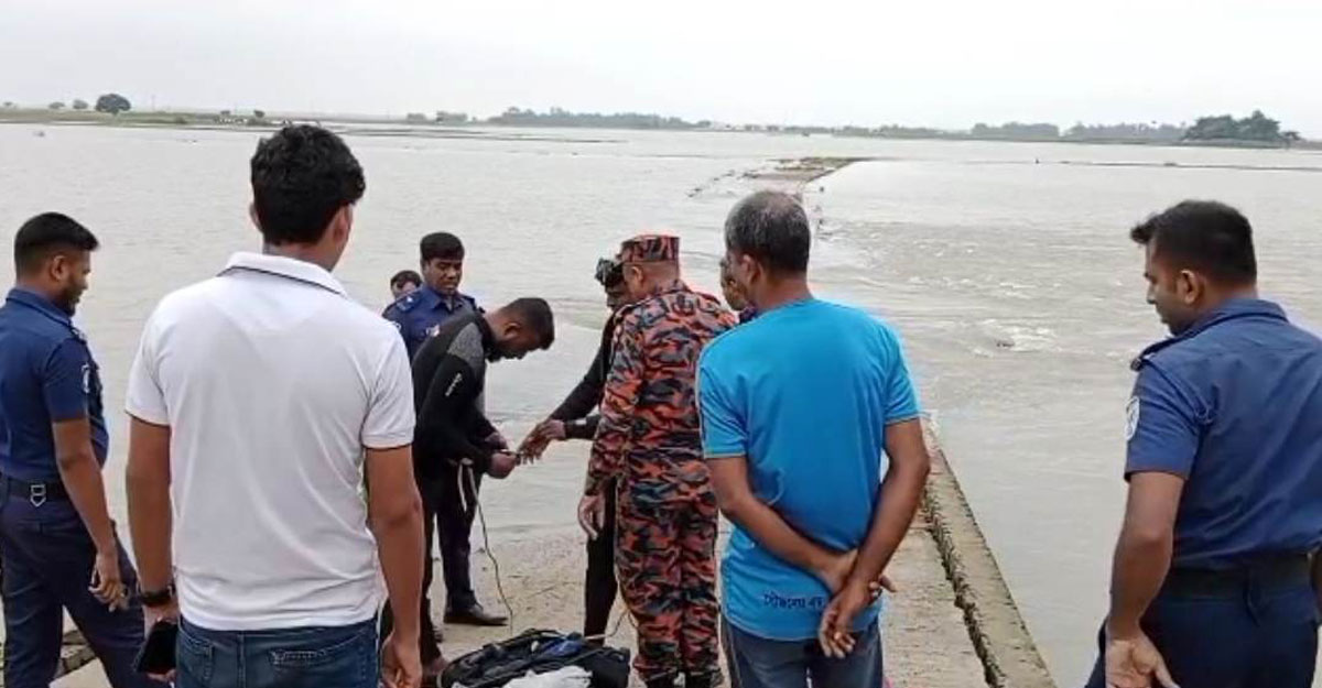 স্রোতে ভেসে যাওয়া সেই মায়ের লাশ উদ্ধার, দুই সন্তান এখনো নিখোঁজ