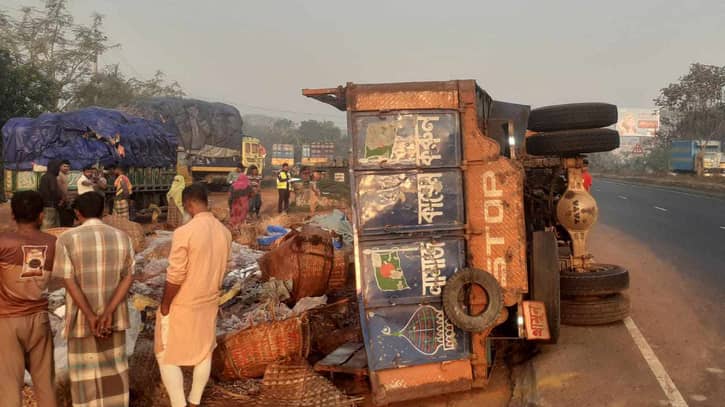 কুমিল্লায় মাছবাহী ট্রাক উল্টে নিহত ৪, আহত ৩